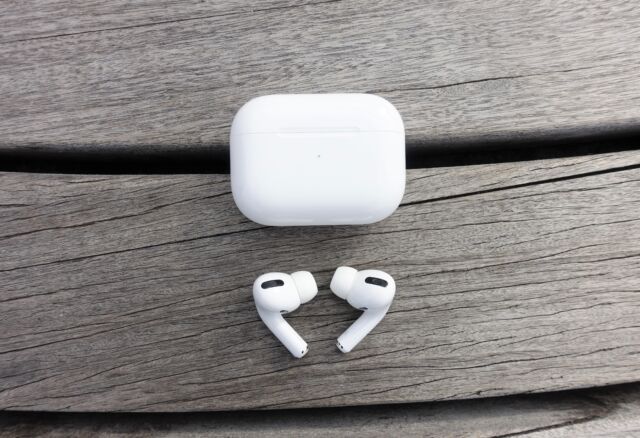 Cuffie Apple AirPods Pro true wireless con cancellazione del rumore.