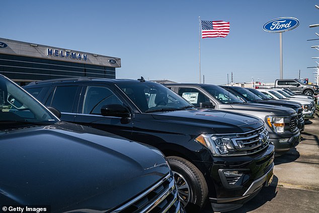 Ford ha stimato che circa il 10 percento dei 3.000 concessionari dell'azienda negli Stati Uniti cercava costantemente veicoli al di sopra del prezzo consigliato nel 2021.