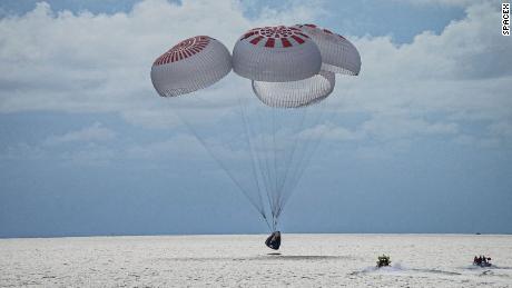 SpaceX ha appena portato il suo primo equipaggio di turisti spaziali.  Ecco cosa c'è dopo