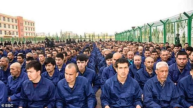 I detenuti ascoltano i sermoni in un campo nella contea di Lop, nello Xinjiang, in Cina, la provincia nord-occidentale della Cina a maggioranza musulmana.  La Cina è stata accusata di aver condotto un genocidio nella regione a causa di differenze culturali e religiose