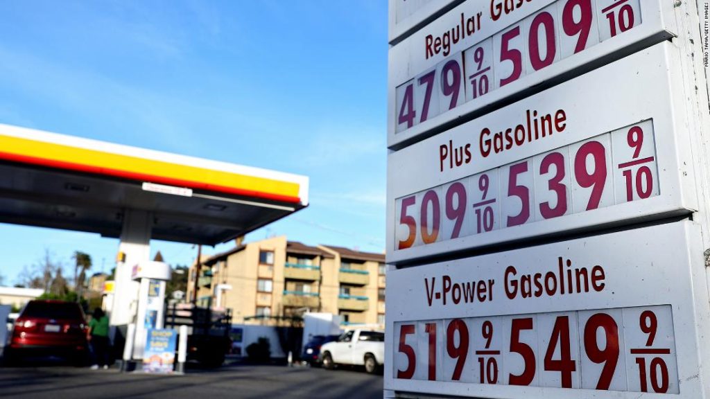 I prezzi del gas in California hanno raggiunto un livello record.  Il gas da $ 5 potrebbe arrivare presto