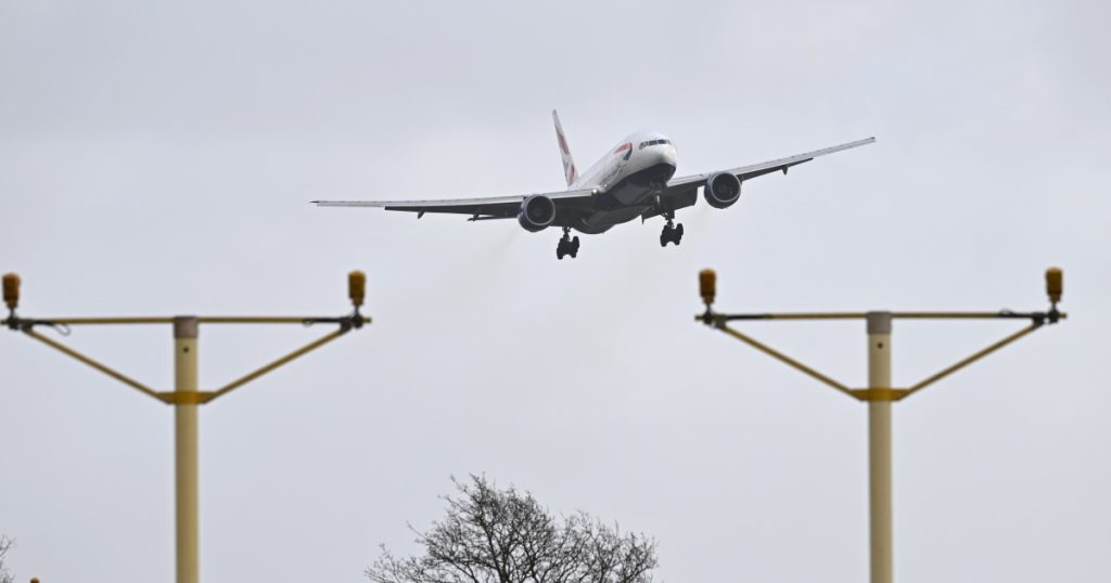 Trasmissione in diretta di jet atterrati a Heathrow durante una tempesta seguiti da migliaia di persone
