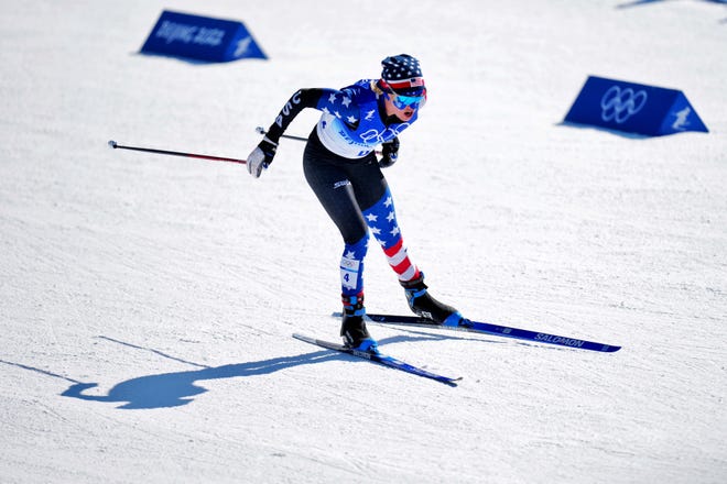 Jesse Diggins colpisce il punto nei 30 km di sci di fondo stile libero femminile allo Zhangjiakou Cross Country Center.