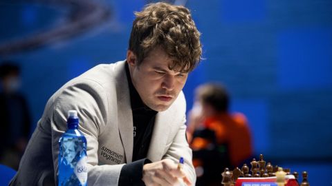 Carlsen reagisce durante l'ultimo fine settimana del torneo di scacchi Tata Steel Masters il 29 gennaio.