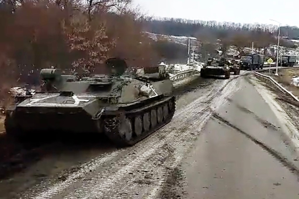 Le forze russe si stanno muovendo al confine con l'Ucraina.