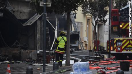 Un vigile del fuoco si trova vicino alle macerie e alle case bruciate dopo l'esplosione a Saint-Laurent-de-la-Salanque, il 14 febbraio 2022. 