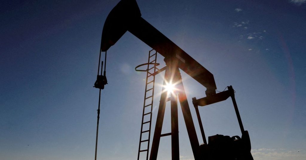 Il petrolio si attesta vicino al massimo degli ultimi sette anni a causa delle tensioni tra Ucraina e Russia