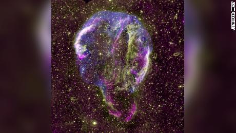 Viene mostrata un'immagine radio (viola), ultravioletta (gialla) e raggi X (blu) del residuo di supernova della Via Lattea. 