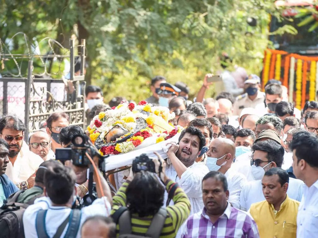 Le foto in lacrime dal funerale di "Disco King" Babi Lahiri ti lasceranno emozionato |  Galleria fotografica