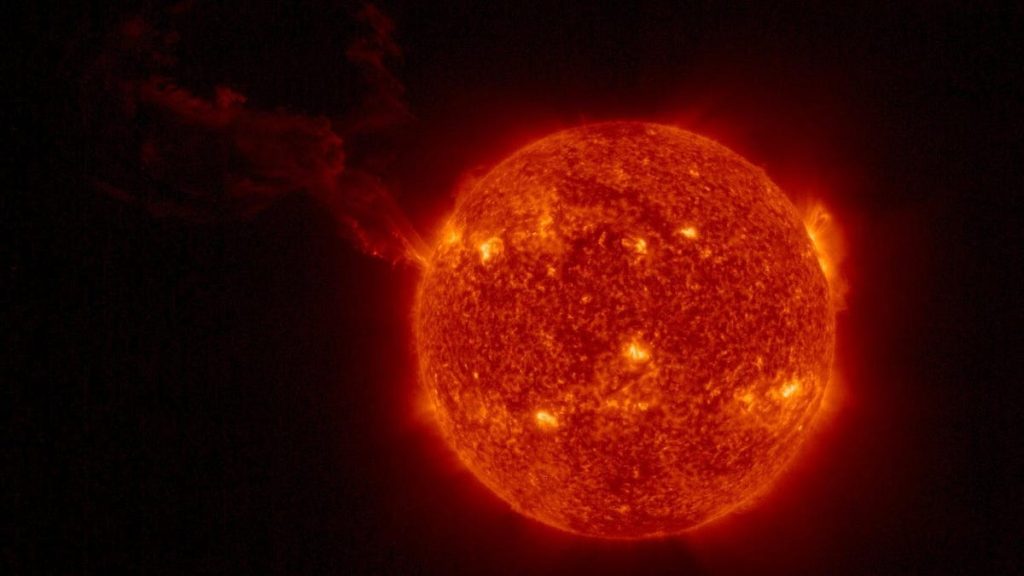 Una foto senza precedenti cattura un'esplosione solare stranamente grande