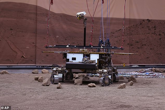 Rosalind Franklin è un rover robotico pianificato su Marte, che fa parte del programma internazionale ExoMars guidato dall'Agenzia spaziale europea e dalla russa Roscosmos.  Nella foto è il gemello di Rosalind sulla Terra, noto come Amalia, che lascia con successo la piattaforma simulando il terreno di Marte