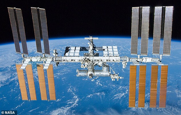 La Stazione Spaziale Internazionale (ISS, nella foto), che è larga 357,5 piedi e lunga 239,4 piedi, completa un'orbita completa attorno alla Terra una volta ogni 90 minuti