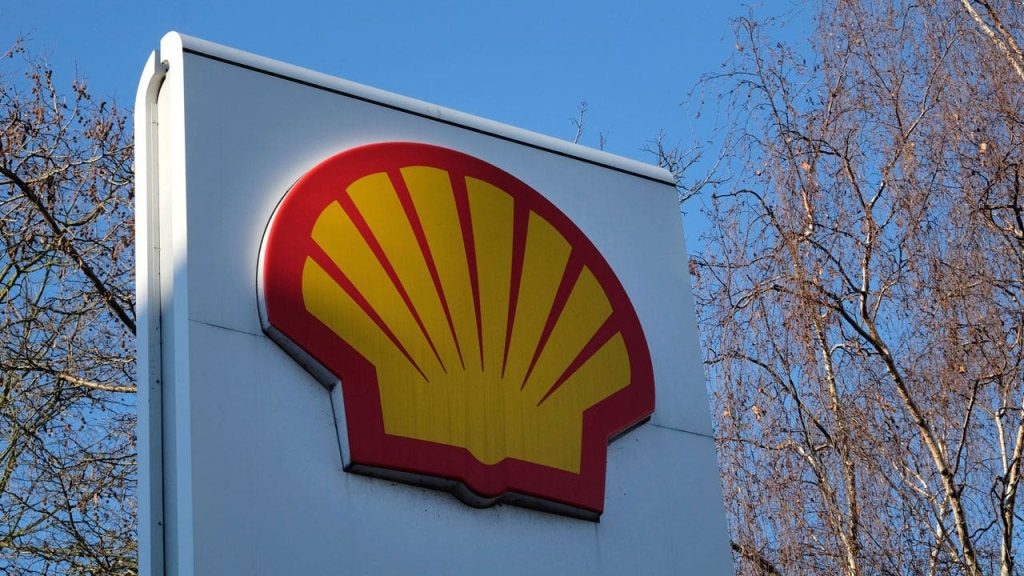 Shell prende la decisione "difficile" di acquistare greggio russo, si impegna ad acquistare altrove "quando possibile"