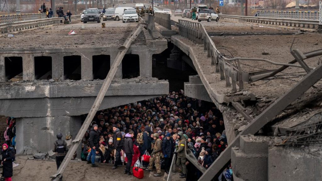 L'evacuazione di Mariupol è stata interrotta mentre i funzionari ucraini hanno accusato la Russia di aver violato il cessate il fuoco