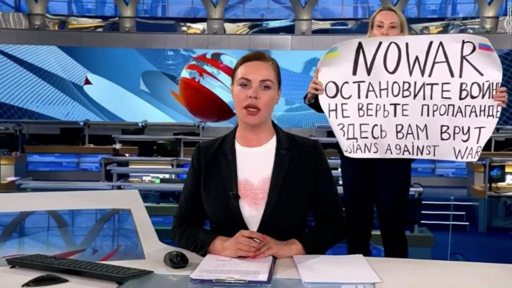 Il manifestante contro la guerra interrompe la trasmissione in diretta delle notizie di stato russo per denunciare l'invasione dell'Ucraina