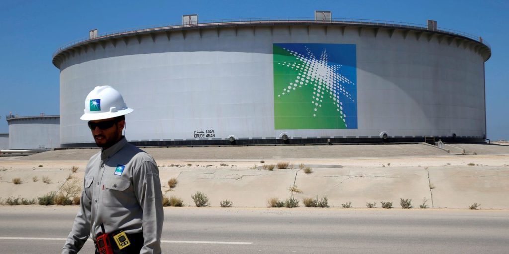 L'Arabia Saudita considera di accettare yuan invece di dollari nelle vendite di petrolio cinese