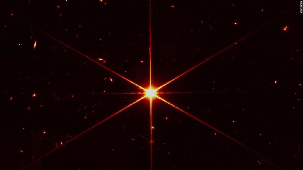 Il telescopio Webb condivide una nuova immagine dopo aver raggiunto il punto di riferimento dell'ottica