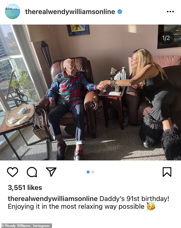 Il mese scorso, la conduttrice del talk show assediata ha celebrato il 91esimo compleanno di suo padre e ha pubblicato una foto di loro due su Instagram.