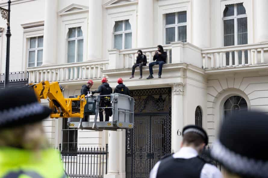 I manifestanti hanno recentemente rilevato la villa da 25 milioni di sterline di Oleg Deripaska.