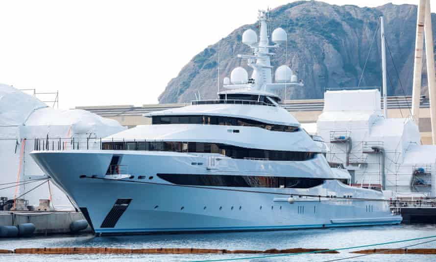 Lo yacht di lusso Amore Vero, che si dice sia di proprietà del capo di Rosneft, nel porto di La Ciotat vicino a Marsiglia.
