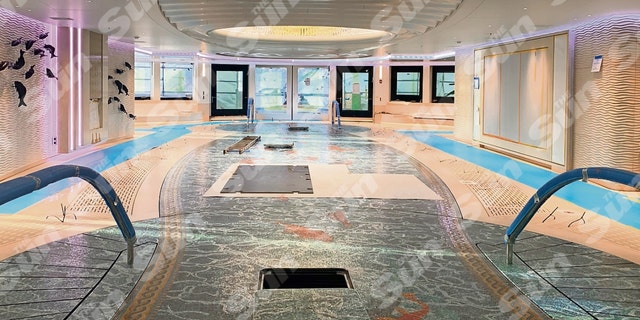 Una pista da ballo piastrellata trasformata in piscina sullo yacht di Putin.