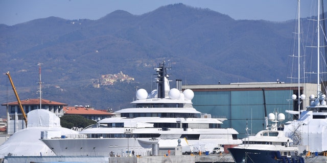 Scheherazade, uno degli yacht più grandi e costosi del mondo, presumibilmente legato a miliardari russi, è attraccato nel porto della cittadina italiana di Marina di Carrara il 23 marzo 2022.