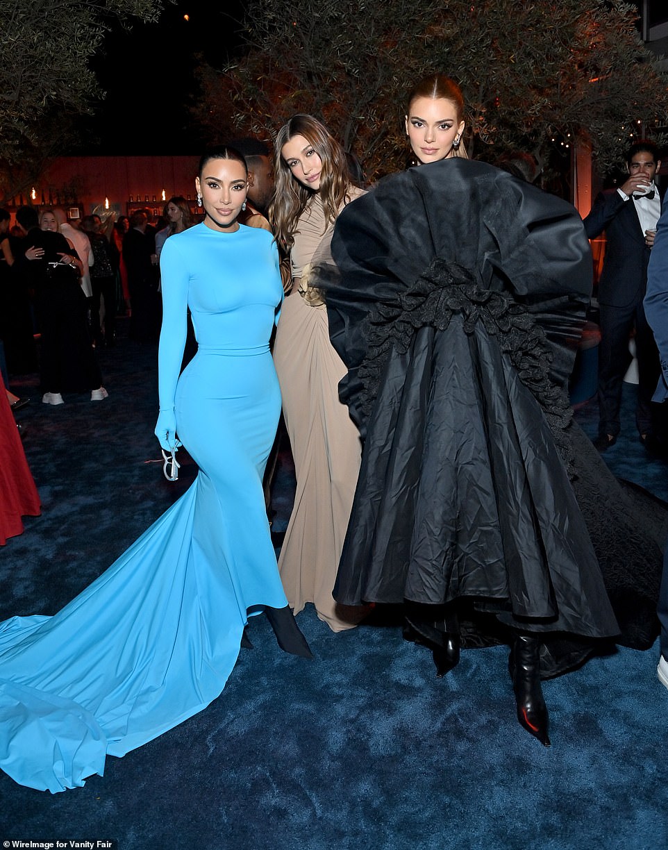 Custodia alla moda!  Anche Kendall ha attirato l'attenzione con il suo vestito super nero
