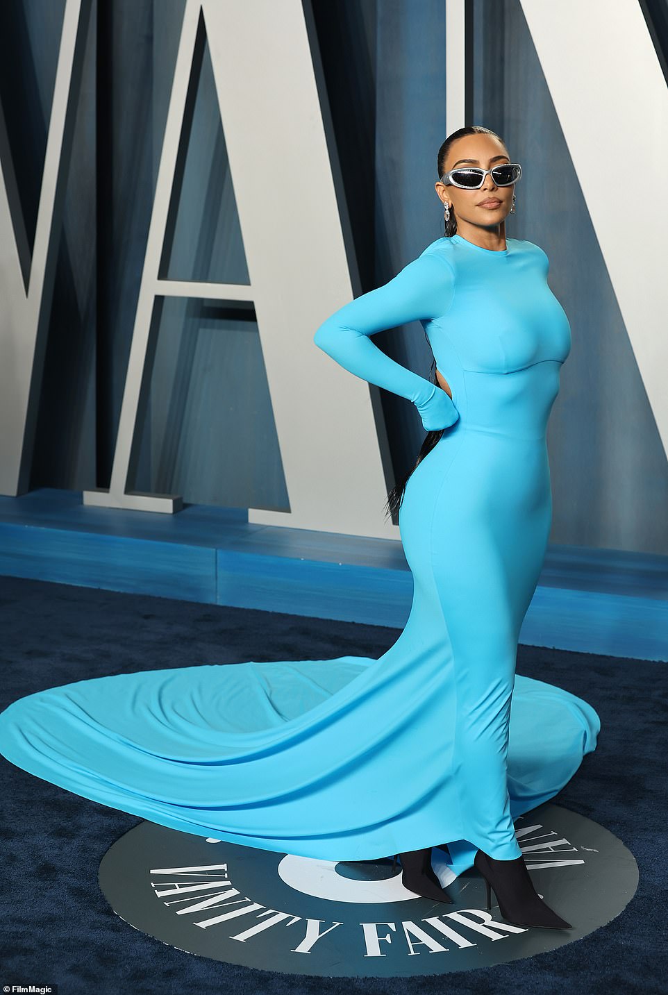 In blu mozzafiato!  Kim Kardashian ha messo le sue curve iconiche in primo piano e al centro mentre si mescolava con i reali di Hollywood al Vanity Fair Oscar Party del 2022.