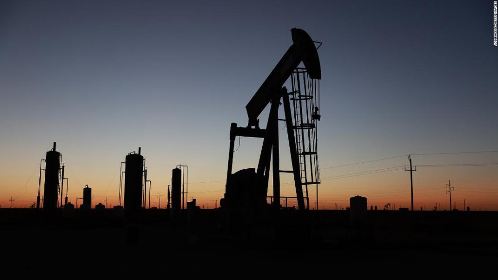 Il petrolio statunitense scende brevemente sotto i 100 dollari dopo che la Russia ha affermato che ridurrà significativamente il suo attacco a Kiev