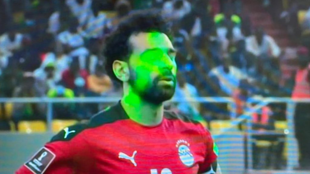 Mohamed Salah sbaglia il calcio di rigore dopo che i fan gli hanno puntato un laser in faccia, l'Egitto è fuori dai Mondiali