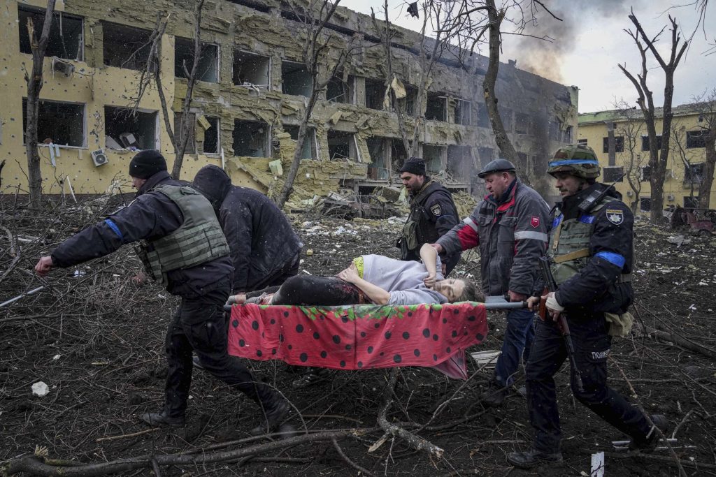 Donna incinta, neonato muore dopo che la Russia ha bombardato il reparto maternità