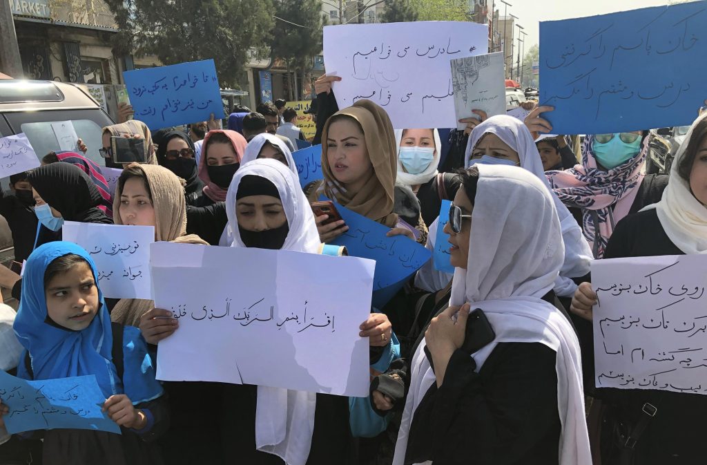 Funzionari: i talebani hanno vietato i voli alle donne non accompagnate