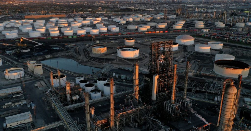 Il petrolio salta mentre l'UE preme l'embargo russo e colpisce la produzione delle raffinerie saudite