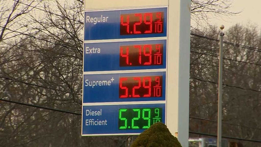 Il prezzo medio del gas per blocco supera i $ 4 al gallone, afferma AAA