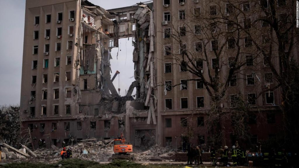 La Russia invade l'Ucraina, le foto confermano le esplosioni di Mariupol