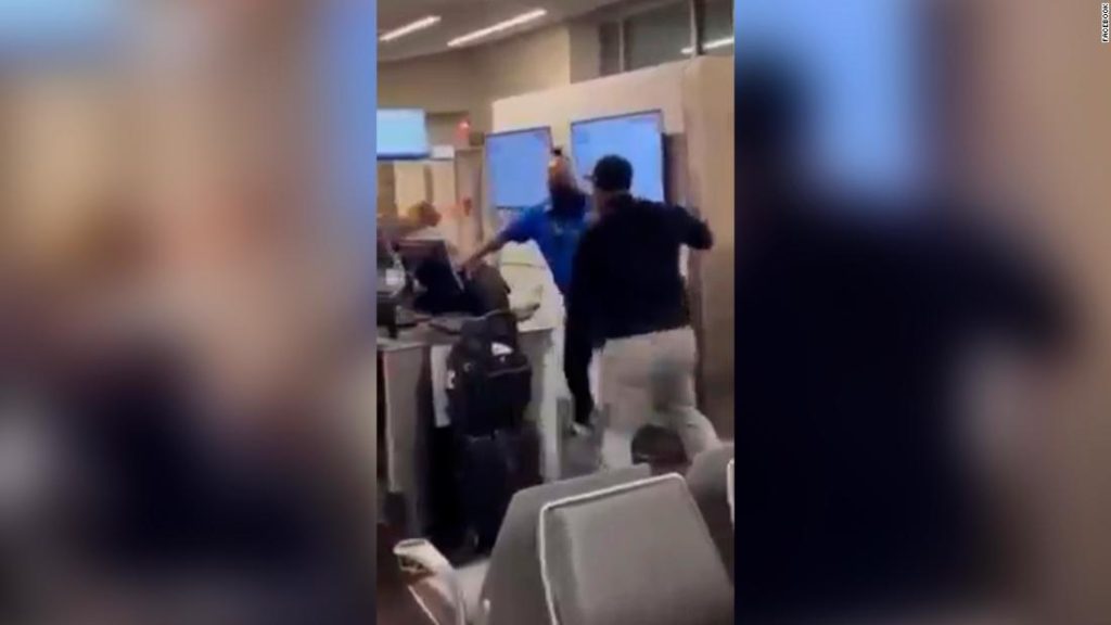 La polizia dice che un uomo ha preso a pugni un dipendente della Southwest all'aeroporto di Atlanta