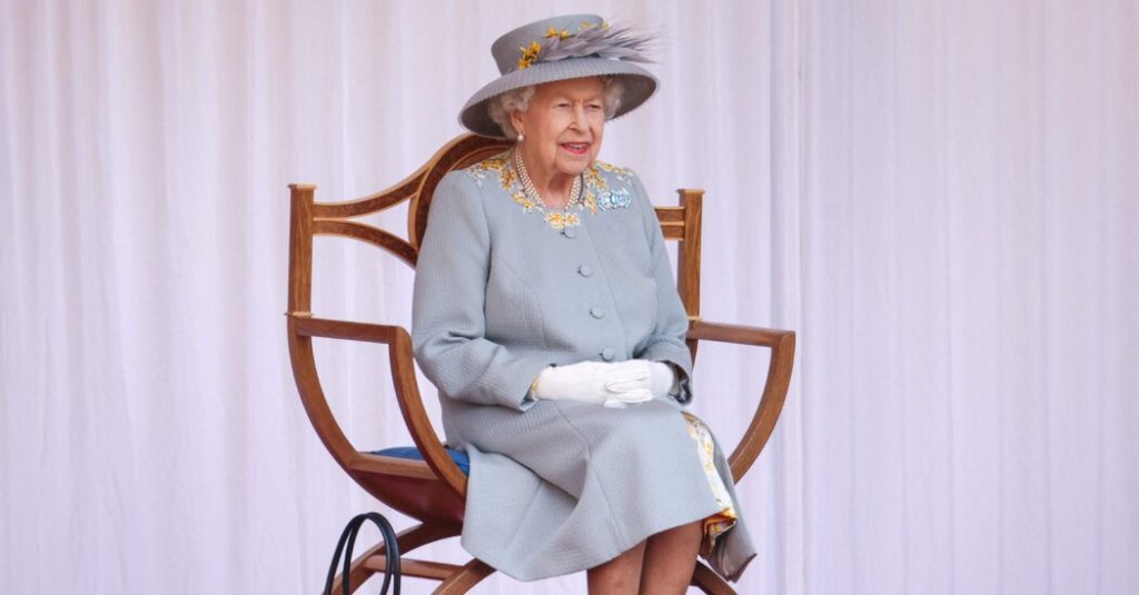 La regina Elisabetta riprende il lavoro dopo la paura del Corona virus