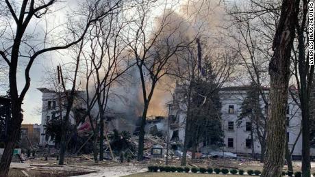 Le autorità ucraine affermano che 300 persone sono state uccise in un attacco aereo russo al teatro Mariupol