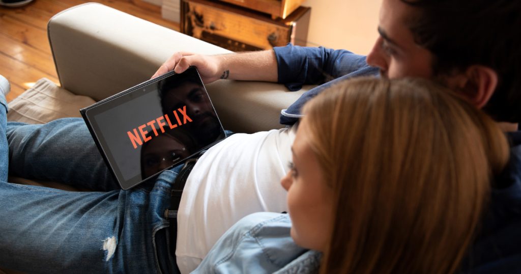 Queste nuove politiche Netflix mirano a eliminare la condivisione delle password per i dispositivi di streaming