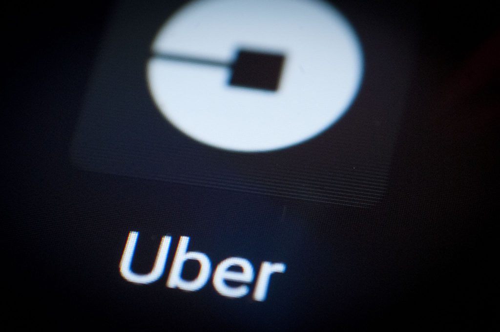 Uber aggiungerà supplementi temporanei su corse e consegne di cibo a causa dell'aumento del costo del gas