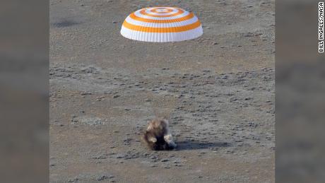 La navicella spaziale Soyuz MS-19 è stata vista atterrare in un'area remota vicino alla città di Zhezkazgan, in Kazakistan, con Mark Vande Hei della NASA e i cosmonauti russi Pyotr Dubrov e Anton Shkaplerov mercoledì 30 marzo.