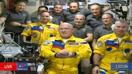 I cosmonauti russi sollevano speculazioni dopo essere arrivati ​​alla Stazione Spaziale Internazionale con i colori dell'Ucraina