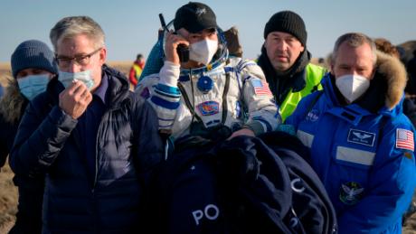 L'astronauta della NASA Mark Vande Hee viene trasferito in una tenda medica poco dopo che lui e gli altri membri dell'equipaggio Peter Dubrov e Anton Shkaplerov di Roscosmos sono atterrati sulla loro navicella spaziale Soyuz MS-19 vicino alla città di Zizkazgan il 30 marzo 2022 a Zizkazgan, in Kazakistan.