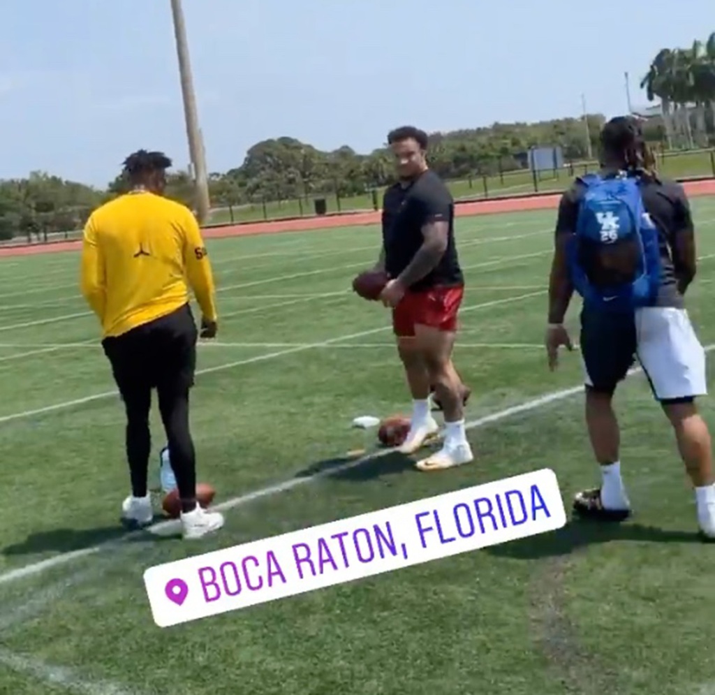Il QB della NFL Steelers Dwayne Haskins (in giallo) viene fotografato in questi video di Instagram presi dal compagno di squadra Nagy Harris mentre si allenano in Florida ieri, l'8 aprile 2022. Inserito su Insta Story di Nagy.