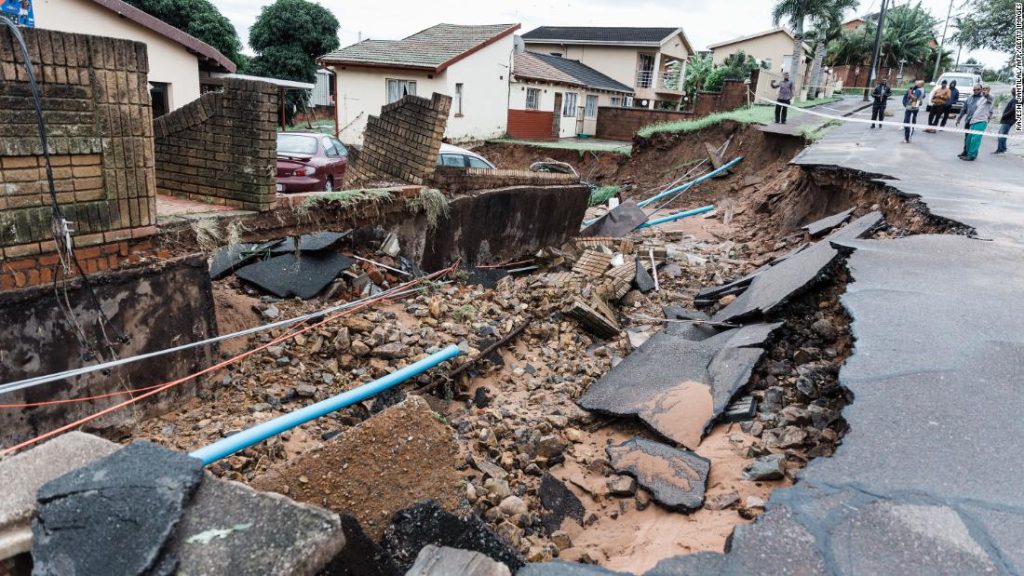 Le inondazioni sudafricane uccidono 59 persone e sciamano le strade