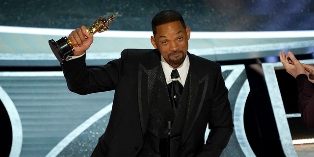 Will Smith riceve il premio per "Re Riccardo" Agli Oscar.
