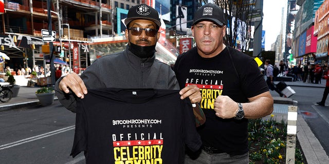Il promotore Damon Feldman posa con Kenny Rock durante la firma di un contratto ufficiale per un incontro di boxe di celebrità il 12 aprile 2022 a New York City.