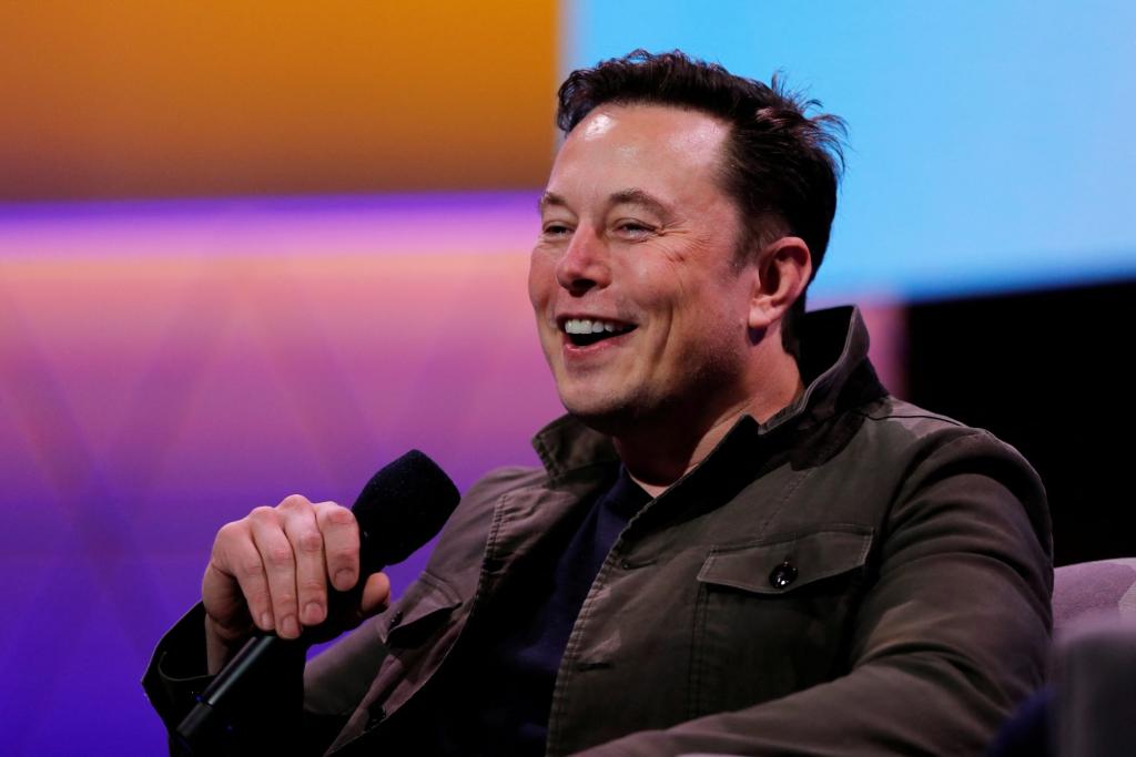 Elon Musk dice che dorme nelle camere da letto extra dei suoi amici