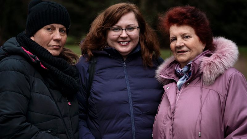 La famiglia di una donna ucraino-americana è stata costretta a fuggire in Russia.  Li ha portati di nascosto in Polonia