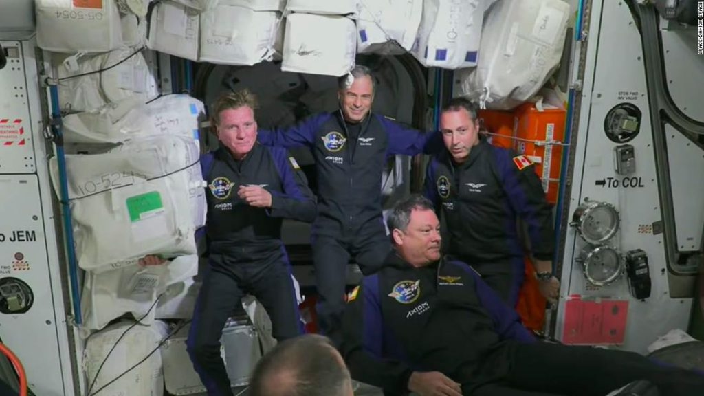 L'intera missione speciale degli astronauti SpaceX sta tornando a casa dopo una settimana di ritardo
